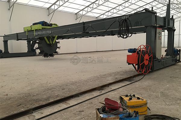 葉輪翻堆機(jī)跨度18米，輪盤可行走適合大型有機(jī)肥加工廠使用